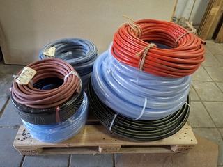 pallet met diverse slangen